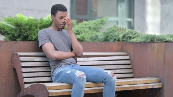 Jovem Africano Preocupado Sentado no Banco e Pensando — Vídeo de Stock
