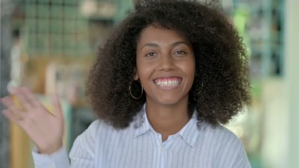 Portret van mooie Afrikaanse zakenvrouw doet video Chat — Stockvideo
