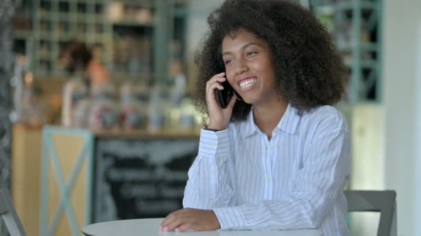 快乐的非洲女商人在咖啡店用智能手机交谈 — 图库视频影像