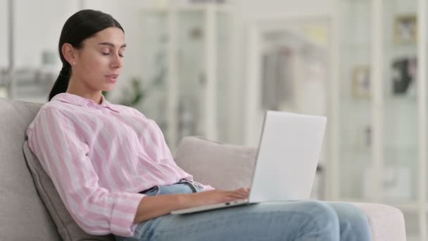 Professionale Giovane donna latina che fa videochiamata sul computer portatile a casa — Video Stock