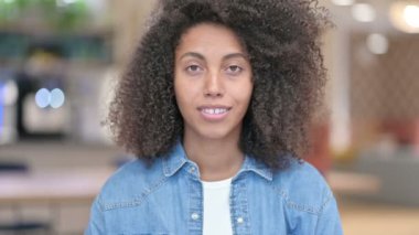 Evet, Sallanan Kafayla, Katılıyorum Afrikalı Kadın