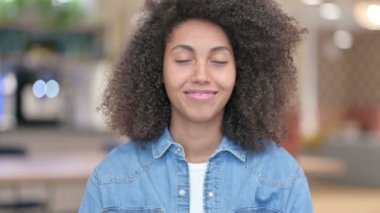 El ile Kalp İşareti Gösteren Afrikalı Kadın