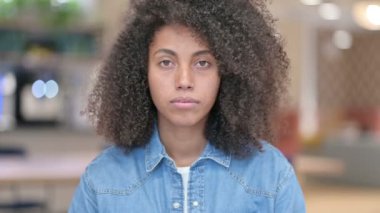 Hayır, Afrikalıyı reddederek, El sallayarak.