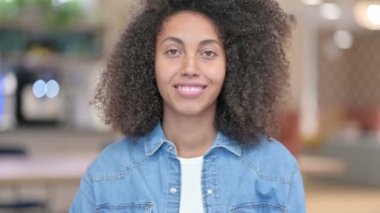 Alkışlayan Afrikalı Kadın, Alkışlayan Takım