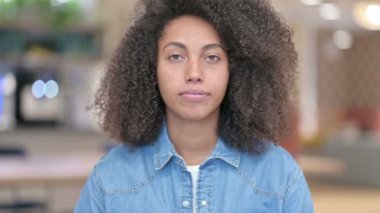 Kamerayı Parmakla Gösteren Afrikalı Kadın Davet Ediliyor