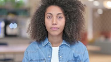 Afrikalı Kadın Parmaklarını Dudaklara Koyuyor, Sessiz İşaret 