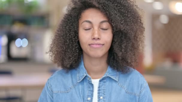 Señal de victoria de mujer africana emocionada — Vídeos de Stock