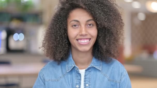 Saludando a la mujer africana dando la bienvenida — Vídeos de Stock