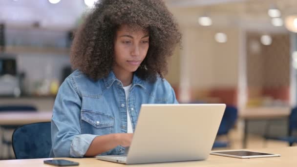 Nej, Afrikansk kvinna med laptop säger nej med Finger — Stockvideo