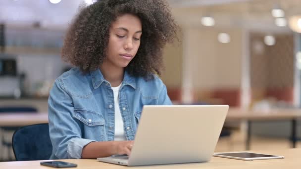 在工作中使用笔记本电脑的非洲妇女 — 图库视频影像