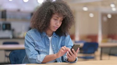 İş yerinde Smartphone 'da Başarı Kutlaması yapan Heyecanlı Afrikalı Kadın 