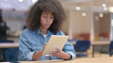 İş yerinde Kaybolan Afrikalı Kadın Üzüntüsü