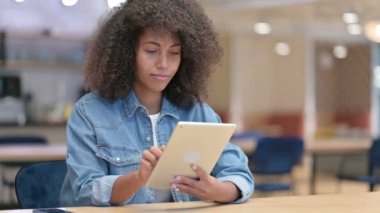 Tablette Başarı Kutlaması Yapan Afrikalı Kadın