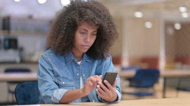 Smartphone 'da Kaybolan Hayal kırıklığına uğramış Afrikalı Kadın 