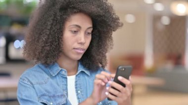 Akıllı Telefon Kullanan Afrikalı Kadın, İnternet Taraması