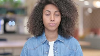 Gülümseyen Afrikalı Kadın Kameraya Bakıyor 