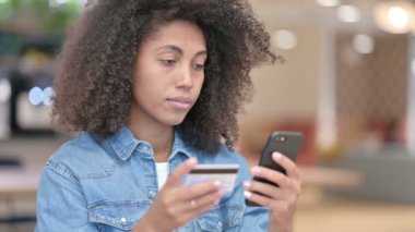 Smartphone 'da Afrikalı Kadın İnternetten Alışveriş 