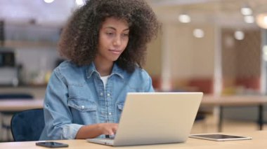 İş yerindeki laptopta video görüşmesi yapan Afrikalı Kadın 