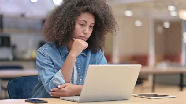 沉思的非洲妇女在笔记本电脑上的思考和工作 — 图库视频影像