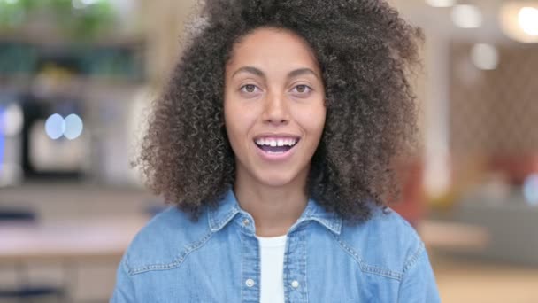 Emocionada mujer africana celebrando el éxito, ganar — Vídeos de Stock