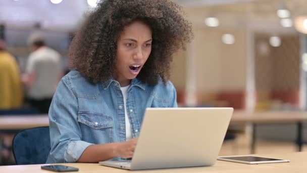 丢失，非洲妇女对工作中的笔记本电脑失败的反应 — 图库视频影像