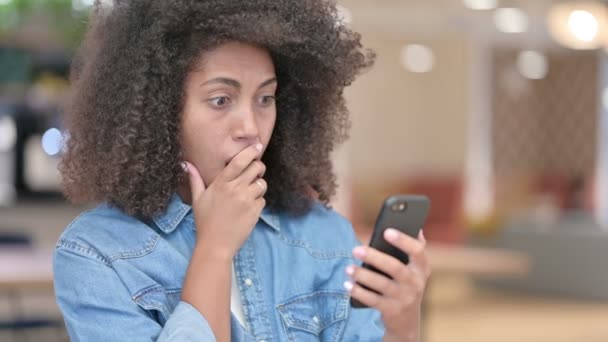 Afrikaanse vrouw boos door verlies op smartphone — Stockvideo