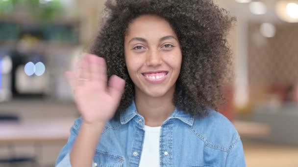 Video Chat por Mujer Africana Hablando — Vídeos de Stock
