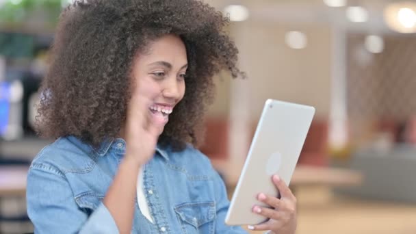 Africká žena dělá video hovor na tabletu — Stock video