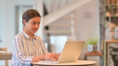 Çekici genç Hintli Kadın Ayağa kalkıp gidiyor 