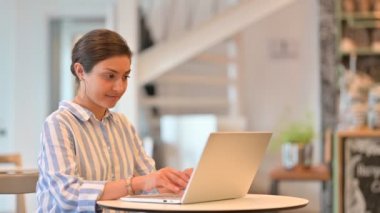 Laptop 'la Kafede Kameraya Bakan Profesyonel Hintli Kadın 