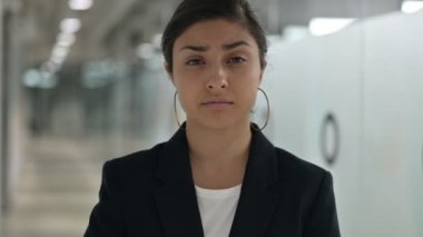 Ciddi Hintli İş Kadını 'nın Portresi Dur İşaretini Elle Gösteriyor 
