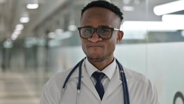 Портрет серйозного африканського лікаря, який каже "Ні" — стокове відео