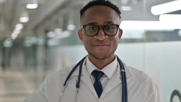 Портрет молодого чоловіка африканського лікаря, який показує великі пальці вгору — стокове відео