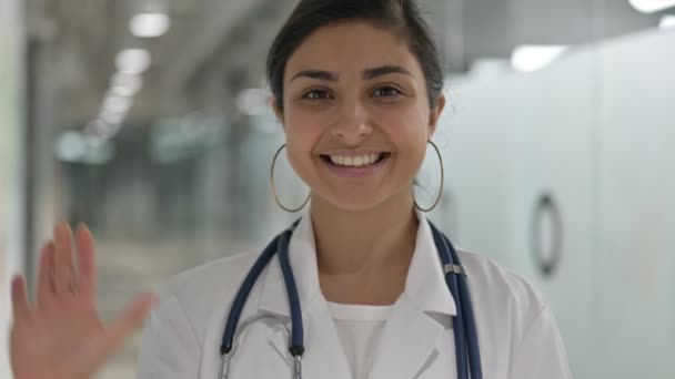 Retrato de alegre indiana médico acenando para a câmera — Vídeo de Stock