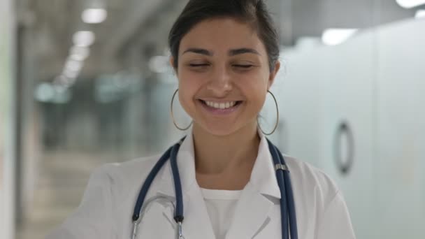 Retrato de positivo indiano feminino médico fazendo polegares para cima — Vídeo de Stock