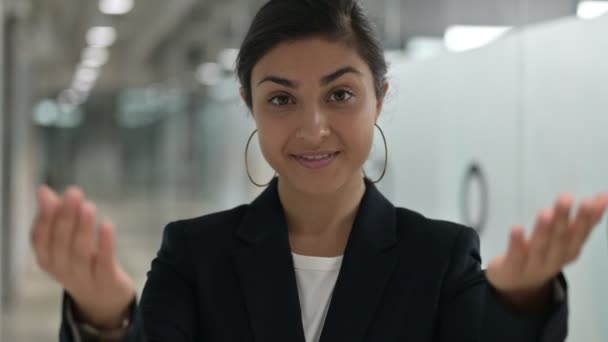 Portret pięknej młodej indyjskiej bizneswoman ze wskazaniem i zaproszeniem — Wideo stockowe