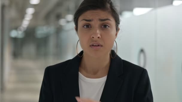 Retrato de la joven empresaria india trastornada sintiéndose conmocionada — Vídeos de Stock