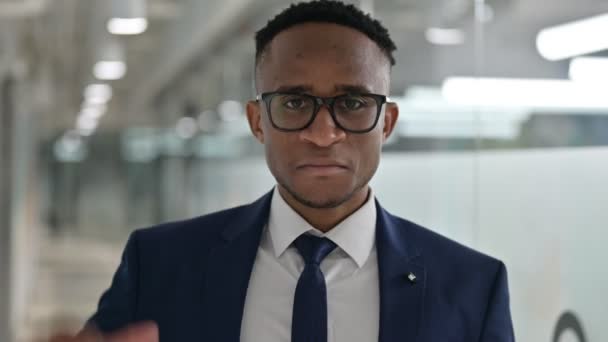 Retrato del empresario africano decepcionado haciendo pulgares hacia abajo — Vídeos de Stock