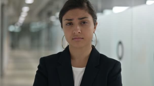 Portrait d'une jeune femme d'affaires indienne sérieuse disant non par les bras croisés — Video