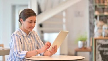 Kafe 'de Tablet kullanan Ciddi Profesyonel Genç Hintli Kadın 