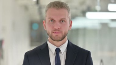 Heyecanlı Genç İş Adamının Portresi Alkışlıyor, Tezahürat Yapıyor 