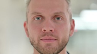 Gülümseyen Genç Adam 'ın Yüzüne Yaklaş 