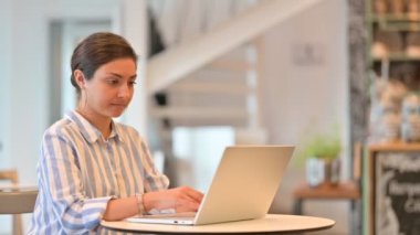 Laptop 'u olan çekici genç Hintli kadın hiçbir işaret göstermiyor. 