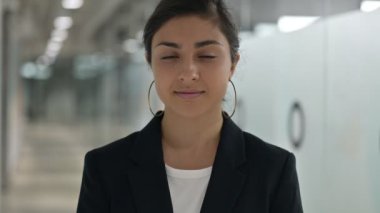 Kameraya Bakan Ciddi Hintli Genç İş Kadını Portresi 