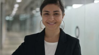 Pozitif Genç Hintli İş Kadını Başparmağını kaldırıyor 