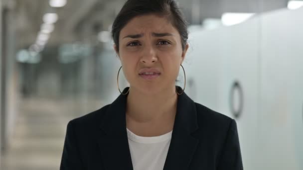 Retrato de una joven empresaria india reaccionando a la pérdida, el fracaso — Vídeos de Stock