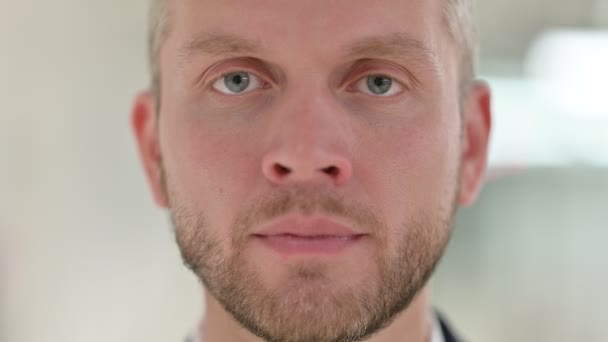 Close-up do rosto do jovem homem sério — Vídeo de Stock