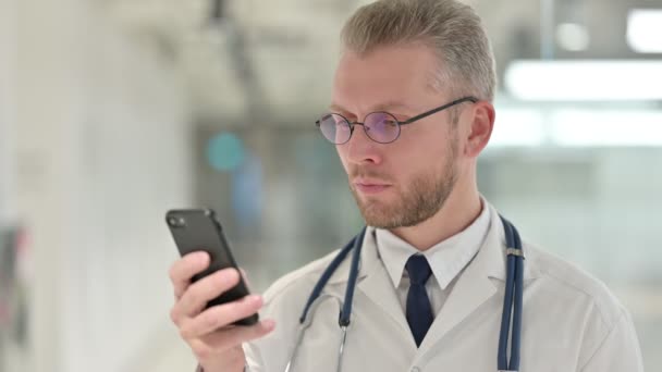 Portrét mladého muže Doktor pomocí smartphonu — Stock video