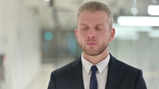 Retrato de un joven empresario enfermo tosiendo — Vídeos de Stock