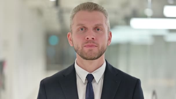 Porträtt av Assertive Young Businessman med pekande på kameran — Stockvideo